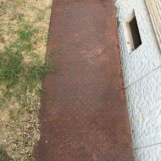 鉄板   (その2)  車庫前、側溝の上などに
