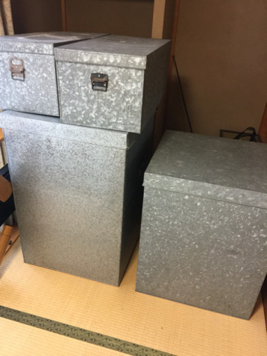 お値下げ ブリキ衣装ケース２つ 座布団ケース２つ 三角フラスコ 海津の収納家具 収納ケース の中古あげます 譲ります ジモティーで不用品の処分