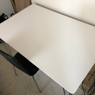 白い天板のテーブルと椅子