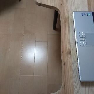 8畳の部屋にぴったりのパソコンデスク