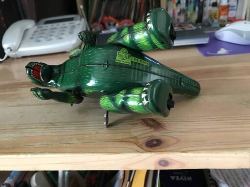 ブリキのゴジラ、緑色。