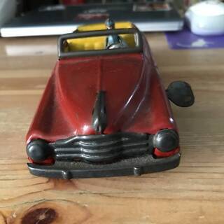 ブリキの自動車.運転手がかわいい！赤い色の価値ある雰囲気の逸品です。