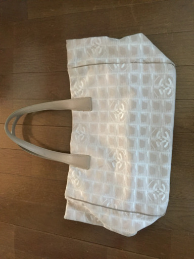 シャネル トートバッグでA4サイズまで入って使いやすいです。軽いのがお薦めですが、使用感は、あります。中が一部汚れています。写真ご覧下さい。