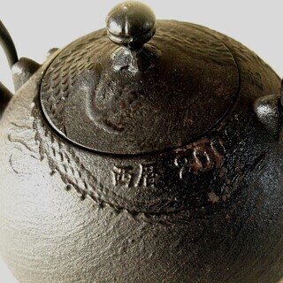 レア！限定品★南部鉄器 鉄瓶1.2L 西暦2000年龍図【落款】記念品 在銘 龍文 日本伝統工芸 美術品 鉄器 土瓶 五徳 釜 長火鉢 おすすめ！ レア！限定品☆南部鉄器 鉄瓶1.2L 西暦2000年龍図【落款】記念