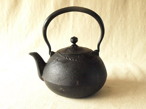 レア！限定品★南部鉄器 鉄瓶1.2L 西暦2000年龍図【落款】記念品 在銘 龍文 日本伝統工芸 美術品 鉄器 土瓶 五徳 釜 長火鉢 おすすめ！