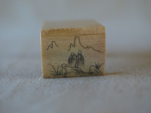 レア珍品！極小★山水図 根付飾り台5.5cm 根付台 牙角骨 提げ物 根付 鹿角 小型飾台 花台 細工 工芸 おすすめ！