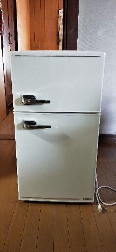 【お取引中】【美品】エーステージ　レトロ冷蔵庫 （85L・右開き） 2ドア　WRD-2090W