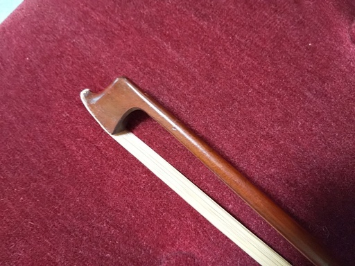 ◇ヨーロッパから輸入のOLD弓 4／4用 牛骨のフロッグ◇