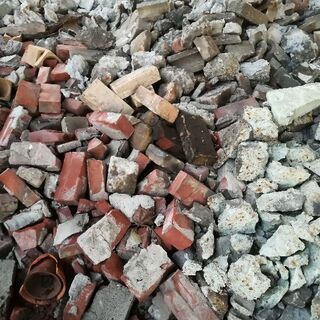 コンクリートやブロックやレンガを壊した砕石など