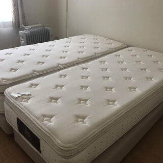 【終了しました】Sertaのマットレス2つ（2つでクイーンサイズになります）