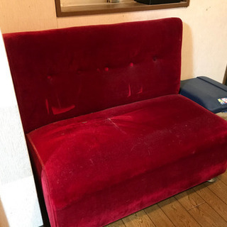赤いソファあげます