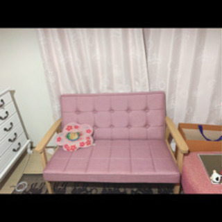 かわいいピンクのソファ