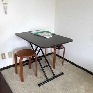 折りたためるテーブル　高さ調整可能