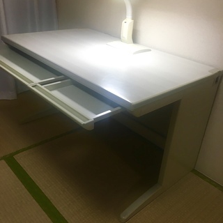 勉強机 ,オフィス平机シンプルな形態として人気 − 東京都