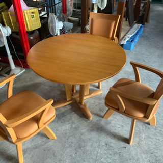 オットマン付きソファと丸型ダイニングテーブル