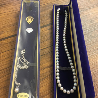 黒真珠のネックレスとパールネックレス
