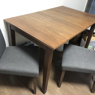 伸縮式のテーブル椅子2脚