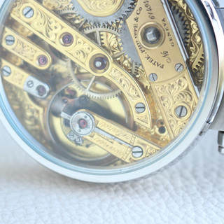 1881年 パテックフィリップ懐中時計ムーブメント使用カスタム腕時計 フルエングレービング 白文字盤 1881年 パテックフィリップ懐中時計ムーブメント使用カスタム腕時計
