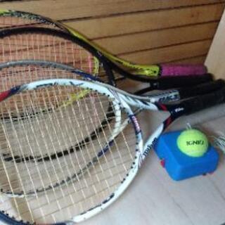 硬式テニスラケット4本＋練習用ゴム付きボール