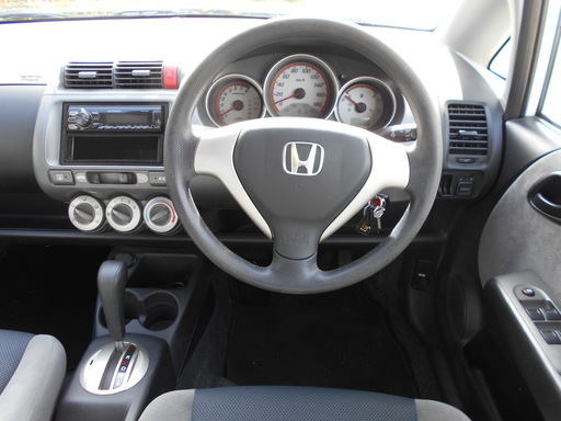 フィット1 3a 白 平成17年式 ヘッドライトなどはled バッテリー新品に近い 秋のデイジー 名取のフィットの中古車 ジモティー