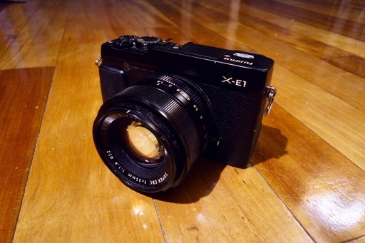 FUJIFILM ミラーレス一眼レフカメラ X-E1とFUJIFILM 単焦点レンズ XF35mmF1.4 Rのセット