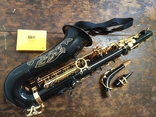 楽器　アルトサックス ♪　 USED・ノーブランド品につき格安で♪　黒いボディーがギラギラしてます☆  興味のある方お気軽にどうぞ♪   サックス サックスホン サックスフォン ジャズ jazz 吹奏楽 演奏 音楽　 楽器 アルトサックス ♪ USED・ノーブランド品につき格安で♪ 黒い