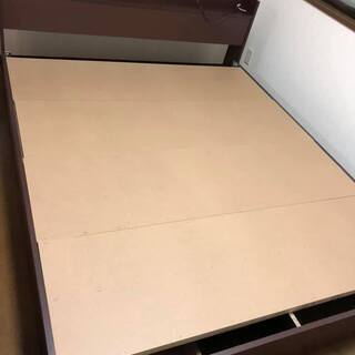 クイーンベッド　+ マットレス（QUEEN　BED & Mattress)