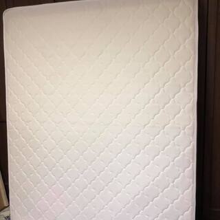 クイーンベッド　+ マットレス（QUEEN　BED & Mattress)