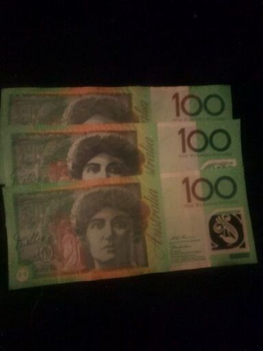オーストラリアドル　300ドルと少し