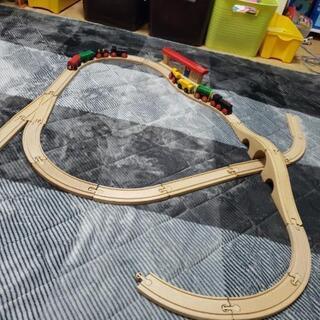 木の電車と線路