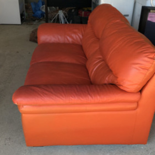 オレンジのソファー