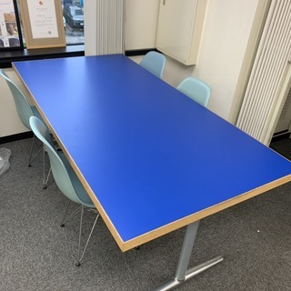 【超買得】青色の長テーブルとイームズチェア４つのセット