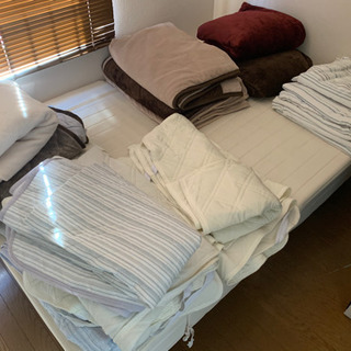 ニトリの寝具多数、一点300円（アクリル毛布、布団、ベッドパット...