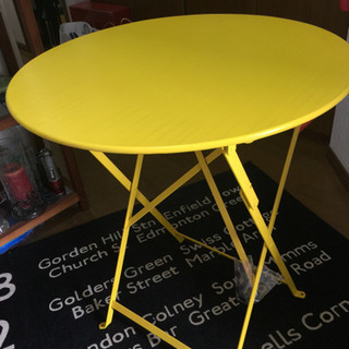 鮮やかな黄色のテーブルで部屋が明るくなります。直径60センチ高さ...
