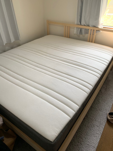 IKEAクイーンサイズベッド とマットレス