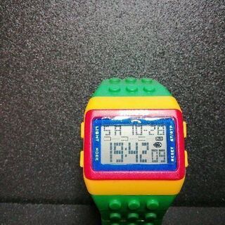レゴブロック風　腕時計です。