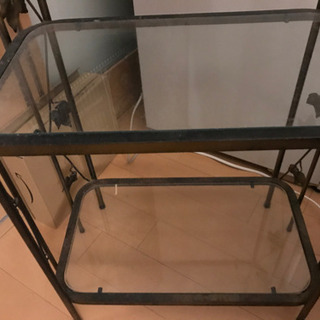 キッチン用の金属とガラスの棚