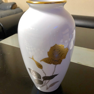 大倉陶園希少デザイン☆皇室御用達☆金蝕花瓶付き 28ピースティー