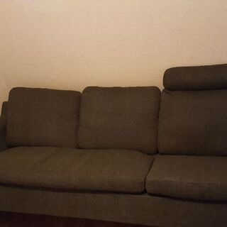 ダークグレーのソファー