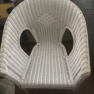 ホワイトラタンの椅子