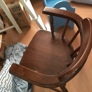 キッチン用子供の木材椅子二つ