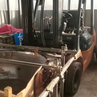 7FG25 トヨタ回転フォークリフト ロールクランプ 2.5トン 最大揚高5M タイヤ、スクラップ、チップ、鉄くず、木くず、廃プラ、産廃、ゴミ  埼玉県越谷市 7FG25 トヨタ回転フォークリフト ロールクランプ 2.5トン 最大揚高5M