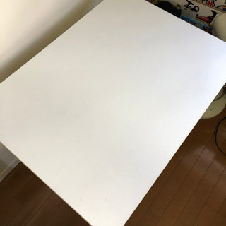 白のテーブル