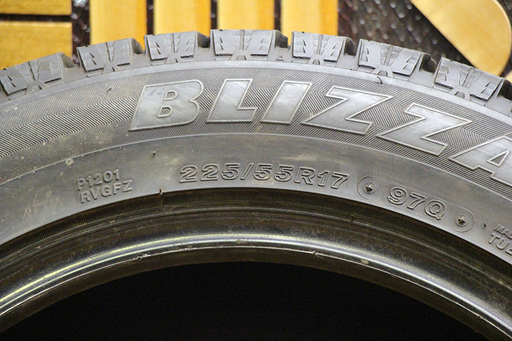 BLIZZAK REVO-GZ 225/55R17 17インチ スタッドレス 4本 2015年製 アルファード スカイライン等(11MT1460YGG)