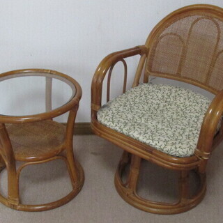 籐の椅子とテーブルです