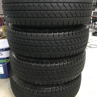 綺麗な状態ハイエース用ホイール付きスタッドレス中古タイヤ