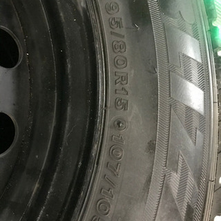 綺麗な状態ハイエース用ホイール付きスタッドレス中古タイヤ