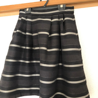 黒系の華あるスカート