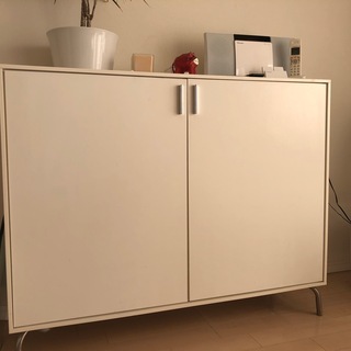 イケアの白いキャビネット　サイドボード　IKEA