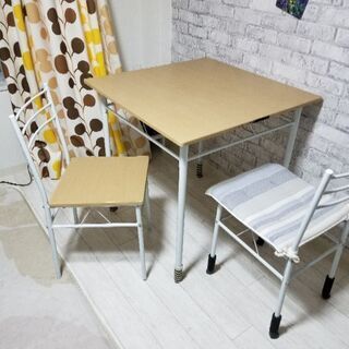テーブルと椅子　